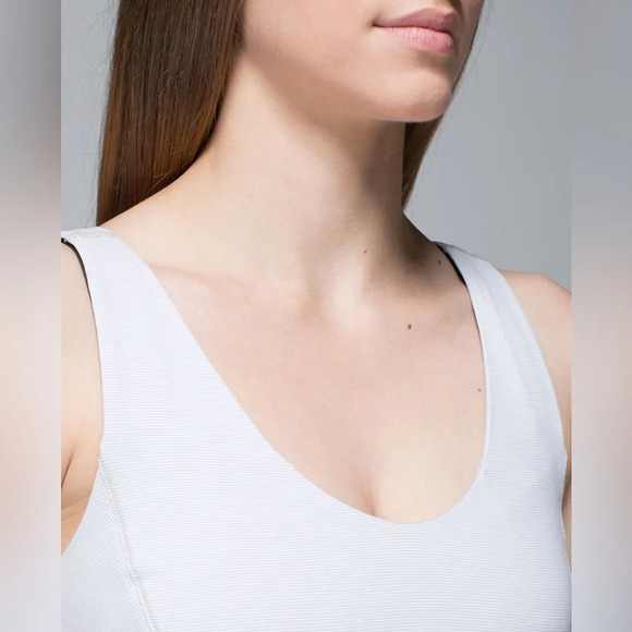 Lululemon Run: Ta Ta Topper White Gray Stripe Size 8 Yoga‎ Active Workout Top - Picture 5 of 14
